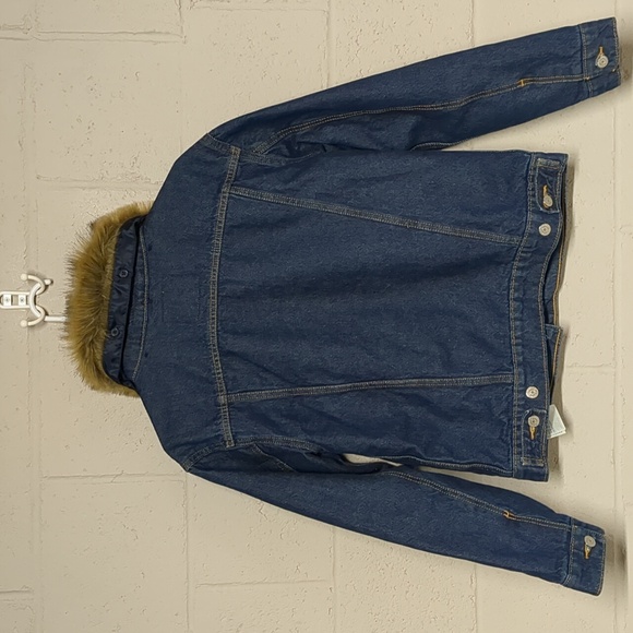 Levi's Women's Dark Wash Denim Jacket Ex Boyfriend Fur Collar Trucker Jacket EUC - Picture 6 of 6